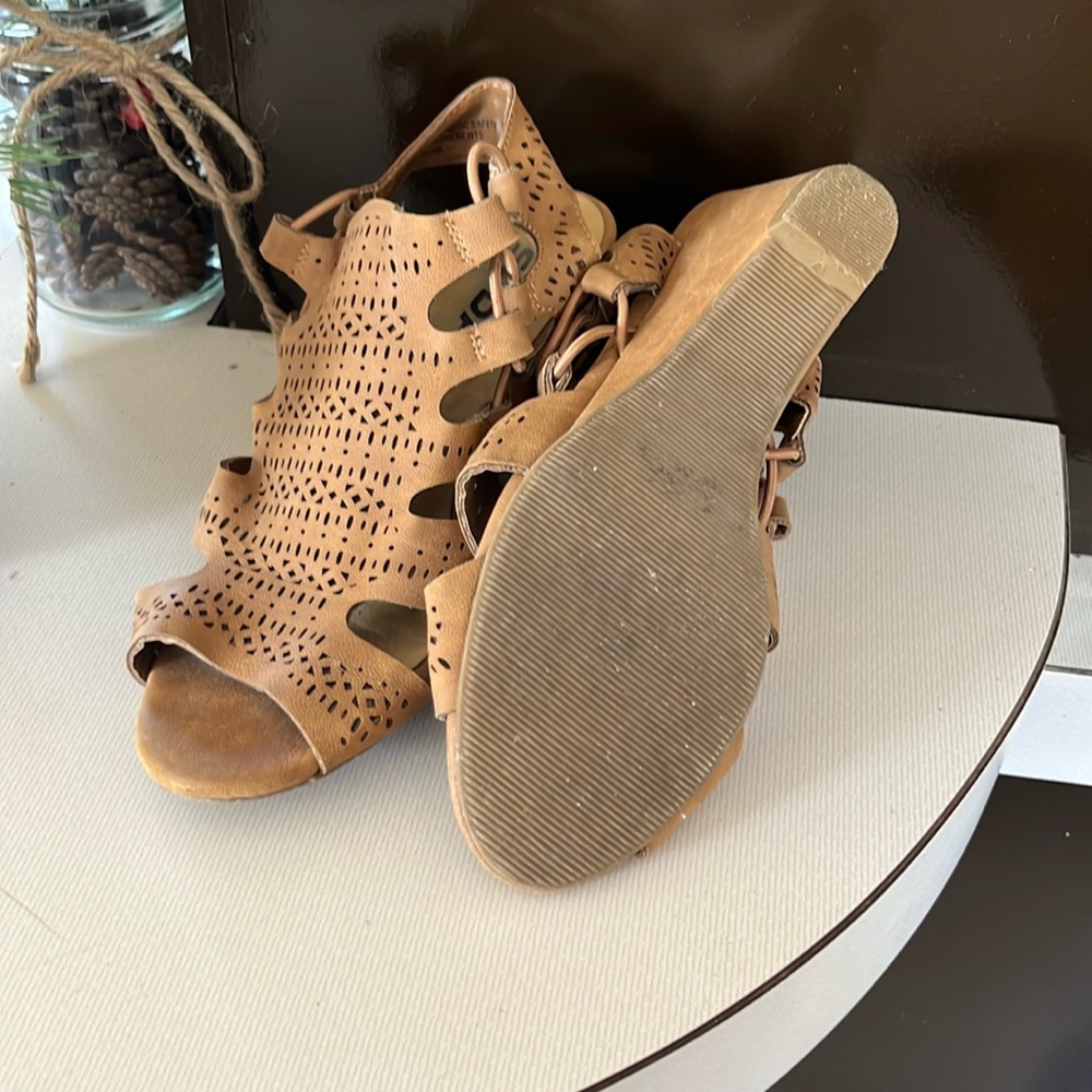GIRLS WEDGE SANDALS size 2